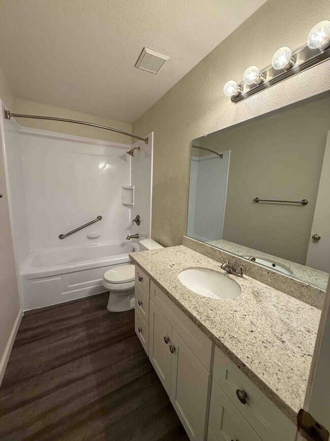 Building Photo - 3 Bed 2 Bath Just a Short Distance to Sac ...
