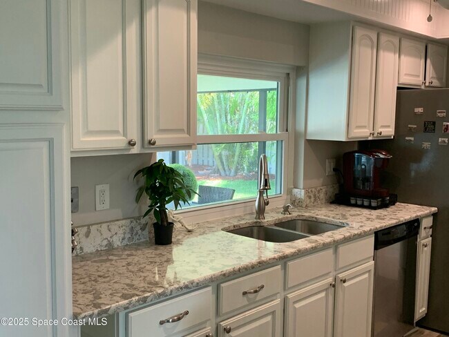 Building Photo - 658 Hibiscus Dr