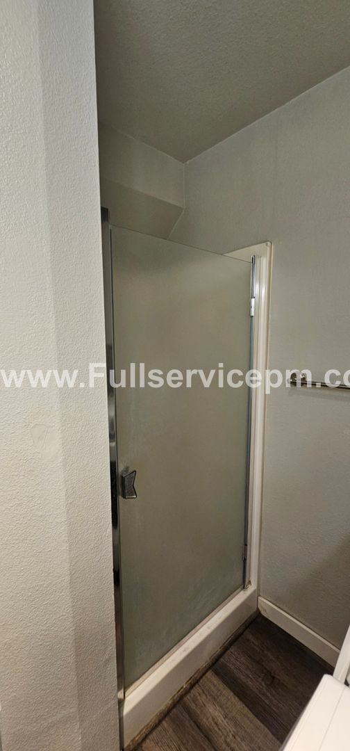 Building Photo - Beautiful duplex apt. on Quiet culdesac