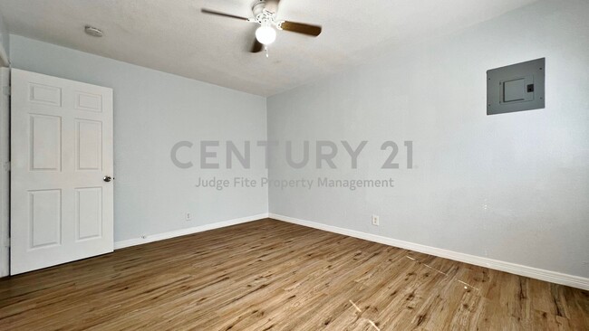 Building Photo - Cozy 1-Story 2/1 Duplex In Castleberry ISD...