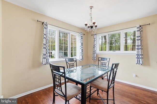 Building Photo - 7414 Jervis St