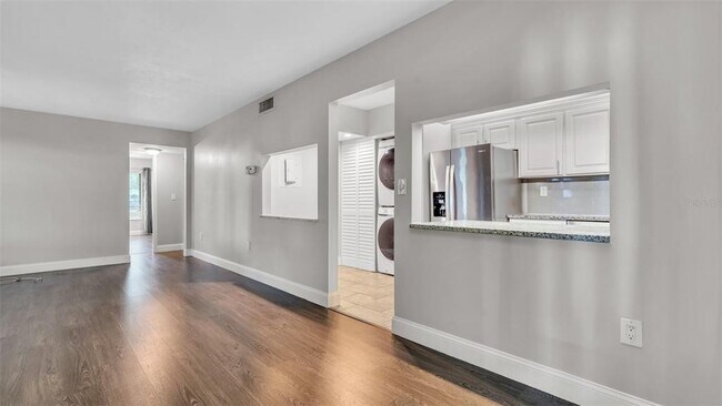 Building Photo - 2568 Pine Ridge Way S