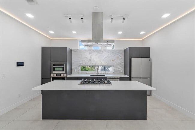 Building Photo - 3270 NE 15th St