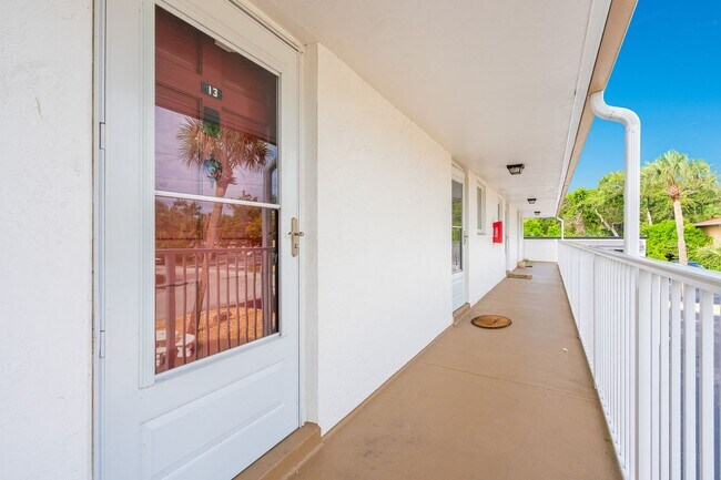Building Photo - Centrally Located Beachside Condo in Ormond