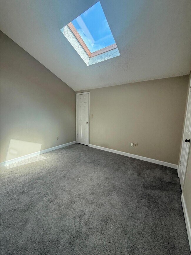 Building Photo - 304 Westlake Ct