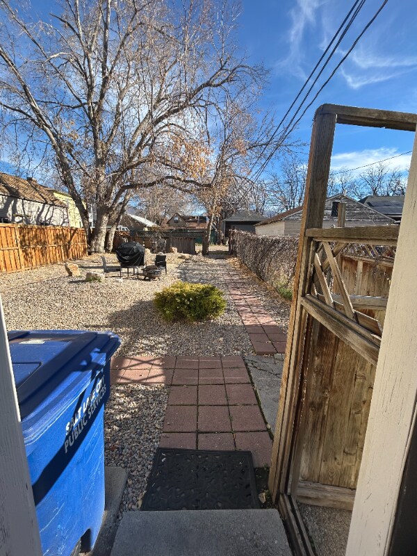 Building Photo - 859 S Grn St