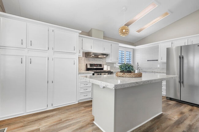 Building Photo - 74647 Azurite Cir E