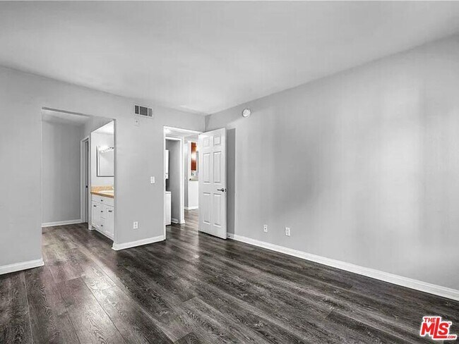 Building Photo - 5565 Canoga Ave