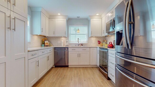 Building Photo - 1120 N Shore Dr NE