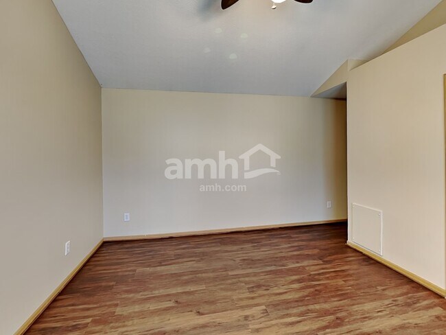 Building Photo - 2271 Landcrest Dr