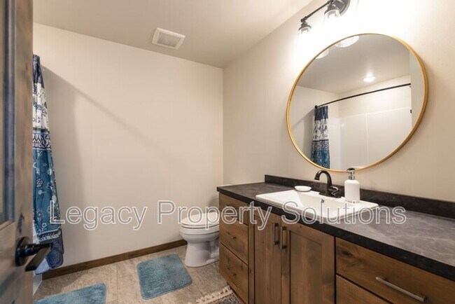 Building Photo - 527 Flint Dr