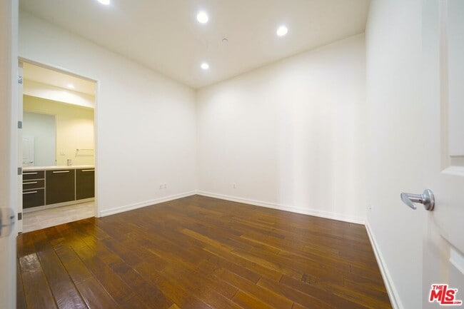 Building Photo - 801 S Grand Ave