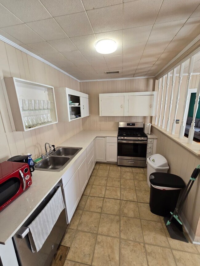 Building Photo - Midtown Charmer- Price reduced.  Call to see house today!!
