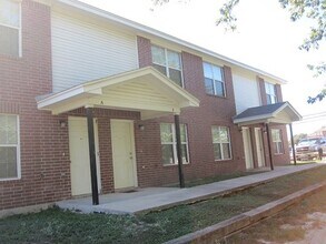 Building Photo - 604 N Main St