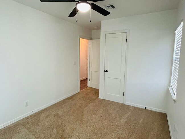 Building Photo - 601 Foster Pl