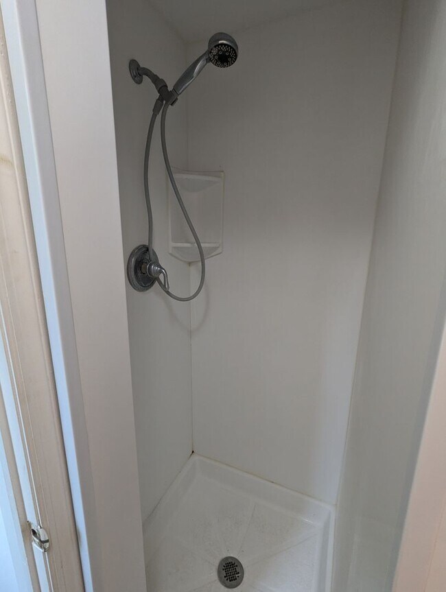 Building Photo - Cozy Studio Apartment in the Heart of Shorewood Hills