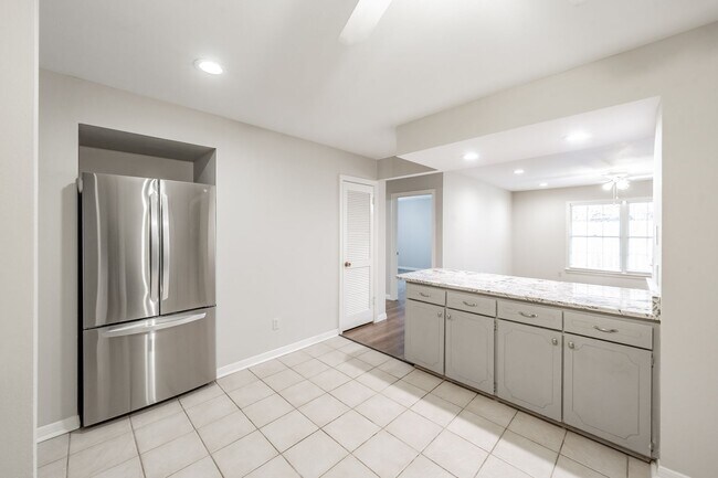 Building Photo - Prime Location in Overton West! Spacious D...