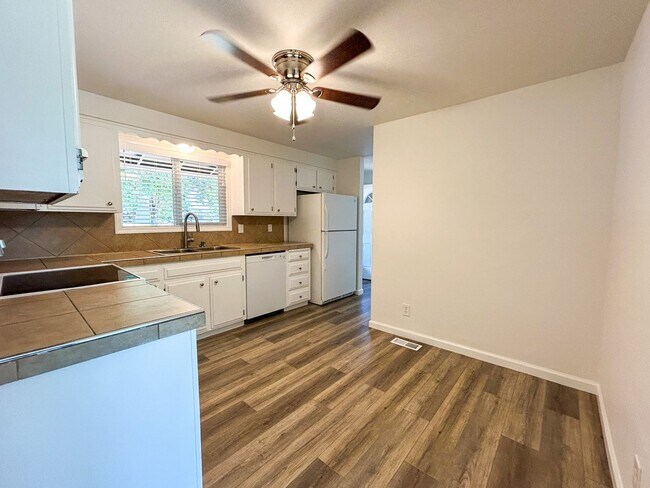 Building Photo - 1488 Warbler Dr SE