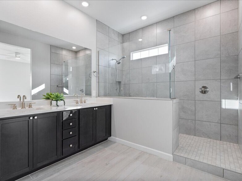 Master Bathroom - 5053 E Anderson Dr