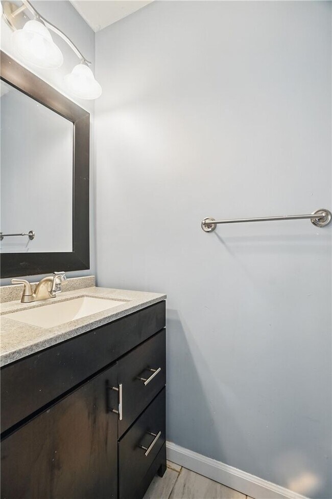 Building Photo - Stylish Townhouse in Prime VA Beach Location!