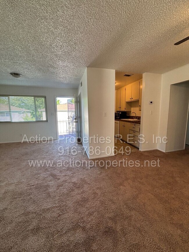 Building Photo - Roseville Condo all one level: 2 Bedroom 1 Bathroom Single Level, Large Living Room Central Heat ...