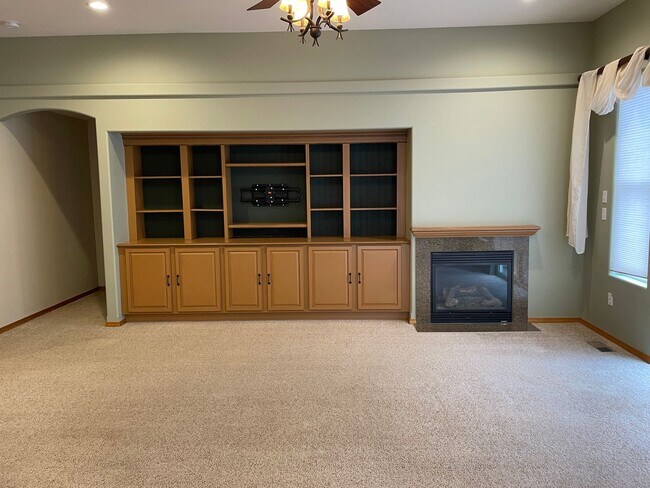 Building Photo - Well Maintained Home in Desirable Pelican Point Neighborhood!