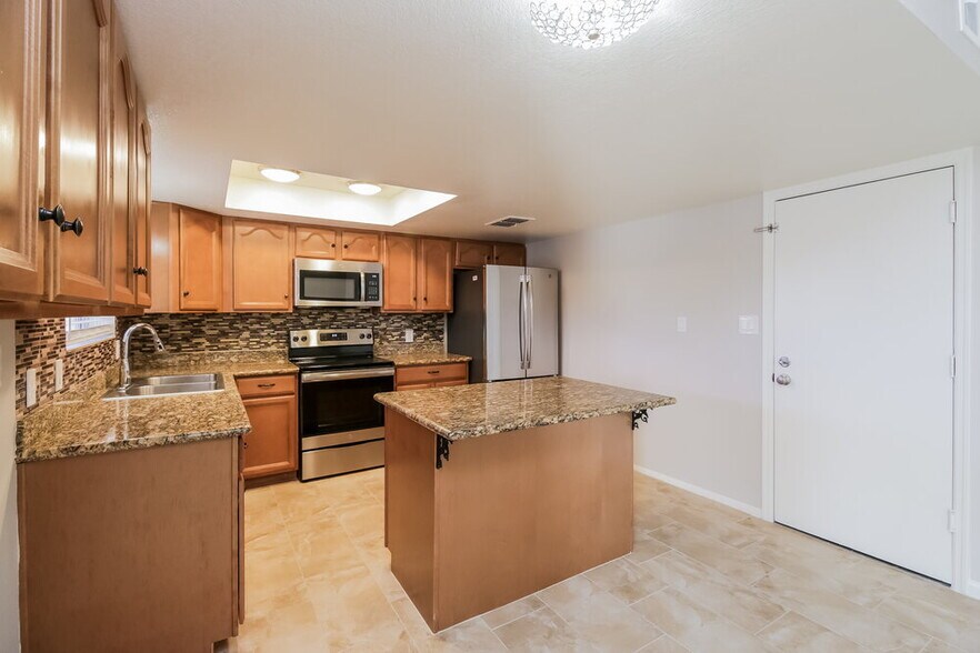 Building Photo - 2641 E Isabella Ave