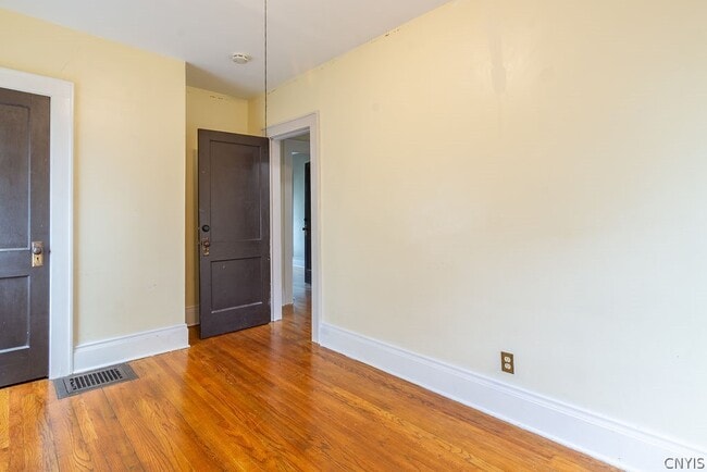 Building Photo - 325 S Midler Ave