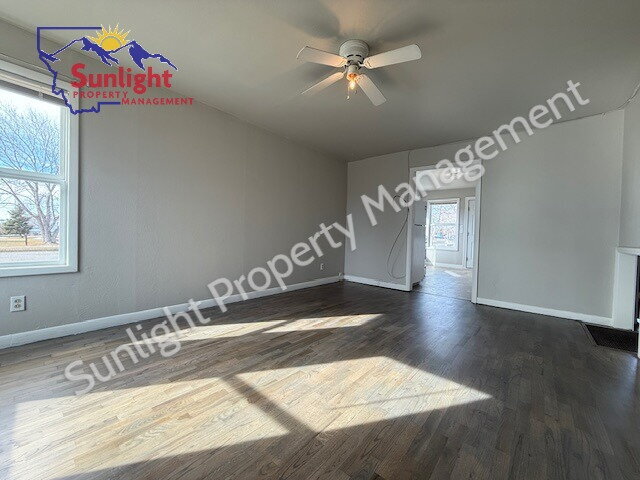 Building Photo - 2 Bed 1 Bath Apartment