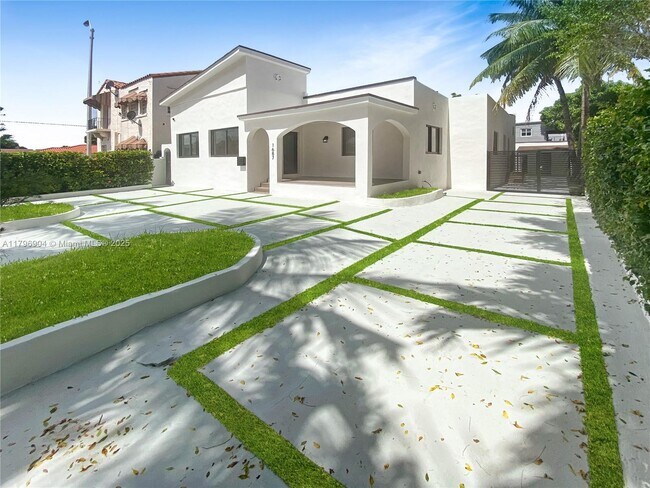 Building Photo - 1687 SW 11th St