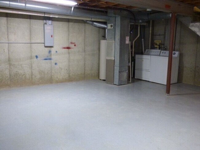 Building Photo - Beautiful 2 bd 1 1/2 ba as soon as July 1 move-in. Great Vernon Hills location!