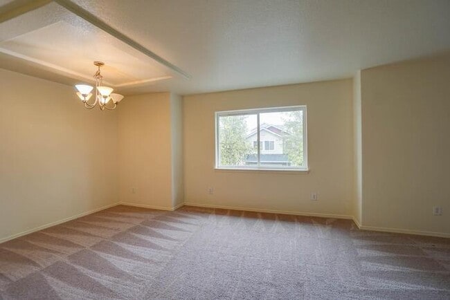 Building Photo - THREE BEDROOM TOWNHOUSE
