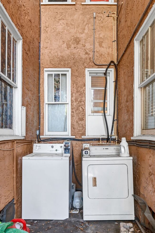 Building Photo - Charming and Spacious 2BR/1BA Unit in Hist...