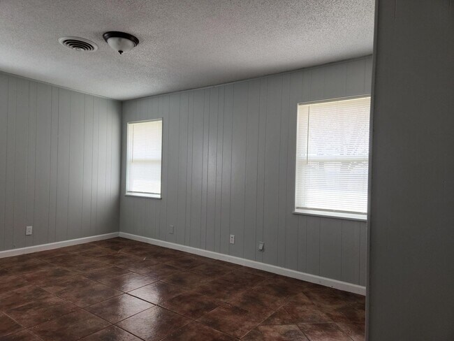 Building Photo - Amazing home on large property