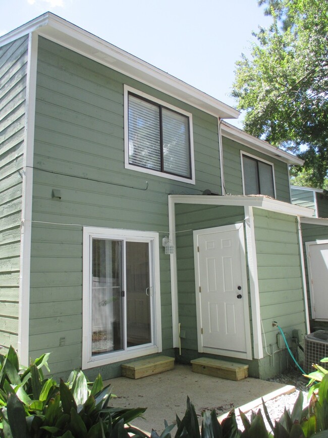 Building Photo - Large 2/1.5 Townhouse Minutes From FSU...Available August 15, 2026.