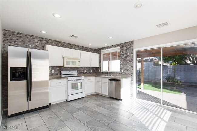 Building Photo - 8564 Shady Pines Dr