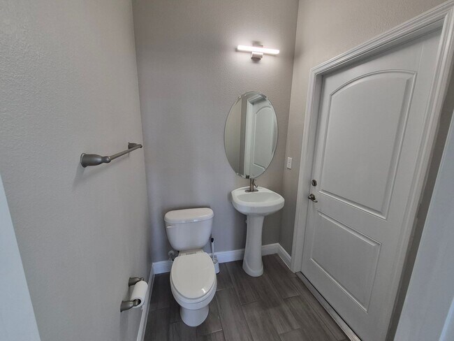 Building Photo - 642 Desmoines Ct