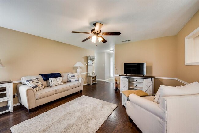 Building Photo - 617 Main St