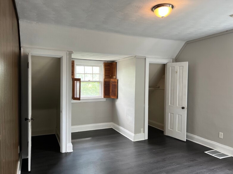 Bedroom/Living - 568 Bird Ave