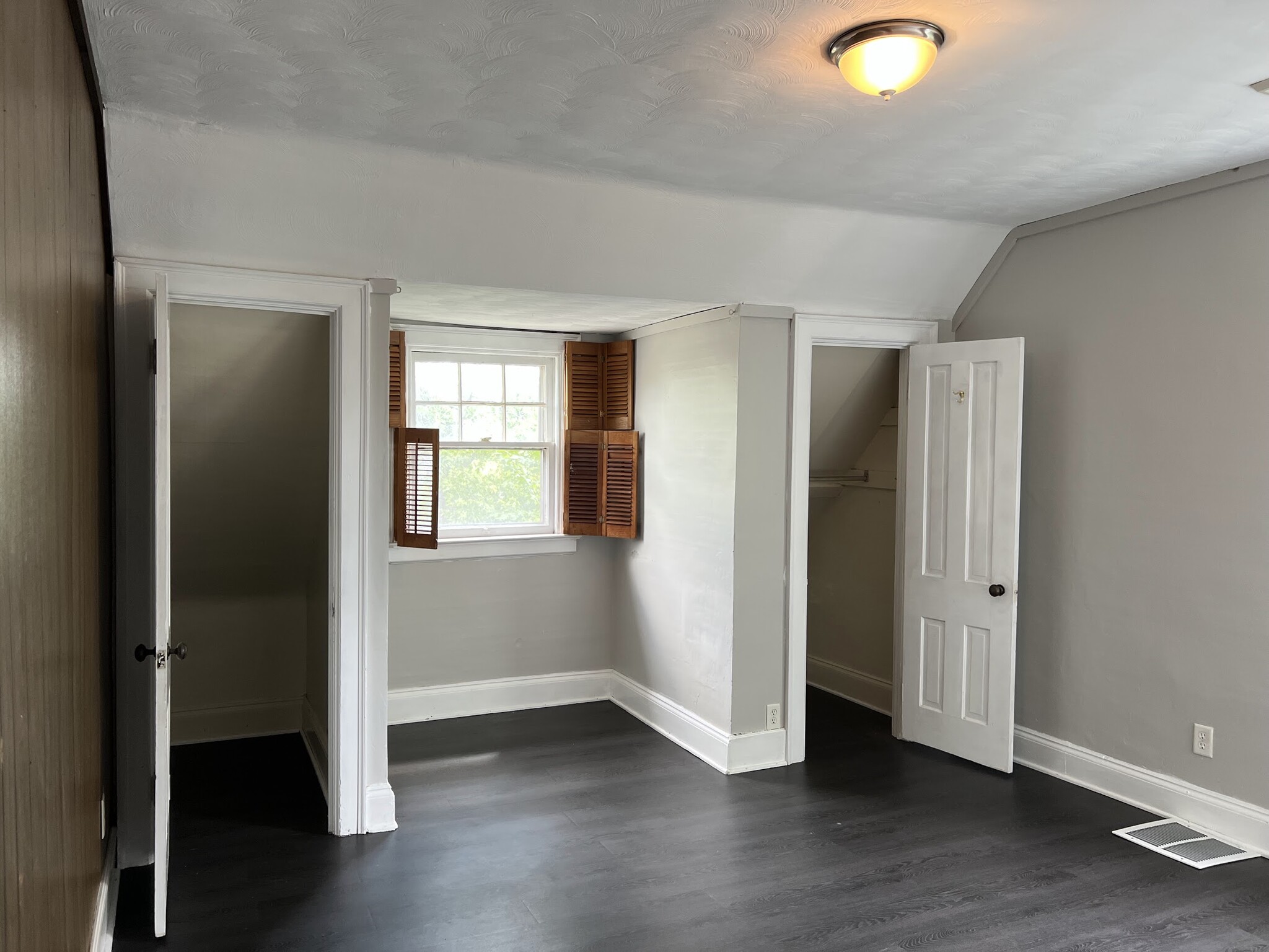 Bedroom/Living - 568 Bird Ave