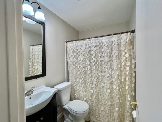 Building Photo - 20 Kenmar Dr