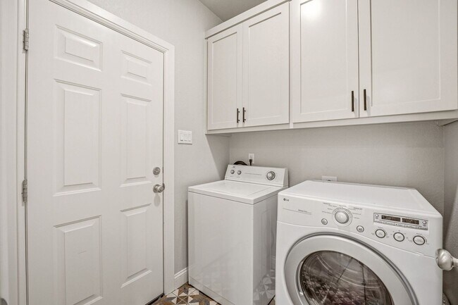 Building Photo - 191 Davis Ave