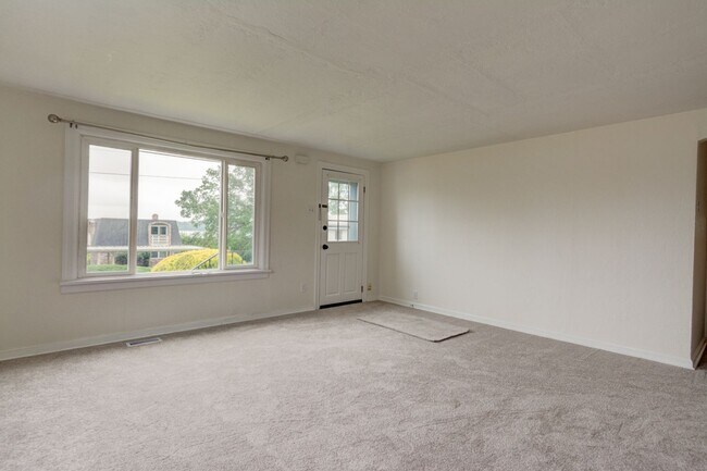 Building Photo - Charming 3-Bedroom Home Near Downtown Oak Harbor –Pet Friendly home.