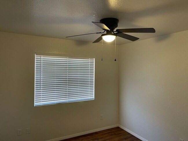 Building Photo - Turlock 2 Bedroom 2 Bath with Garage Triplex