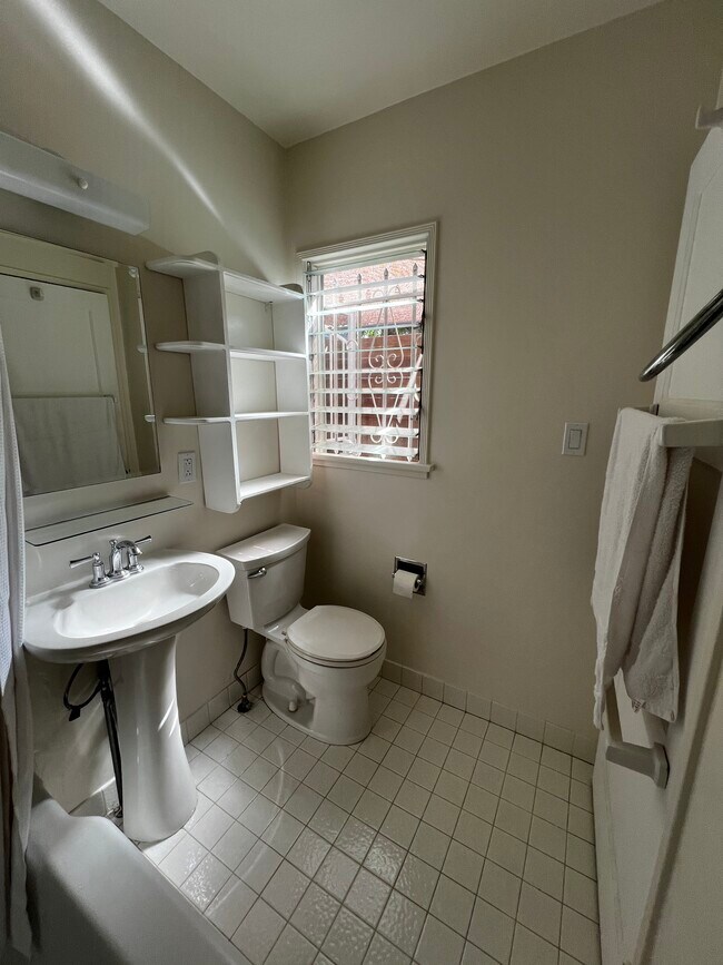 Building Photo - 10716 Northgate St