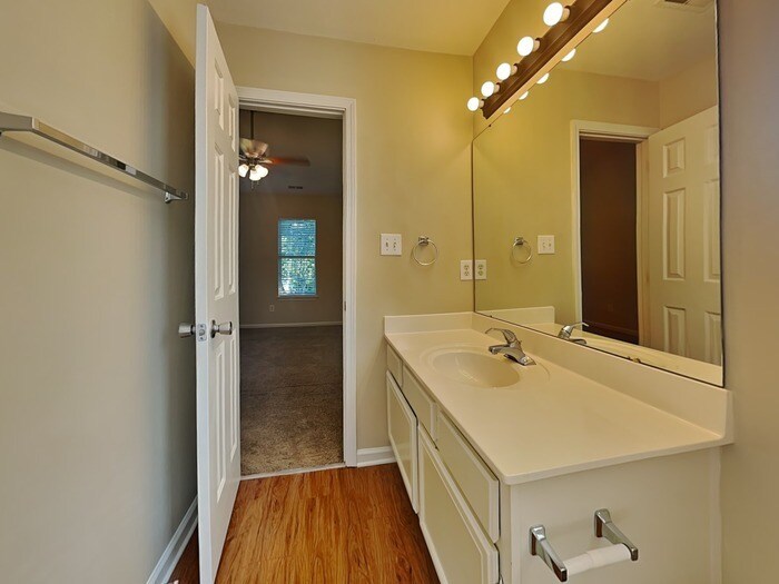 Building Photo - 10110 Northwoods Forest Dr