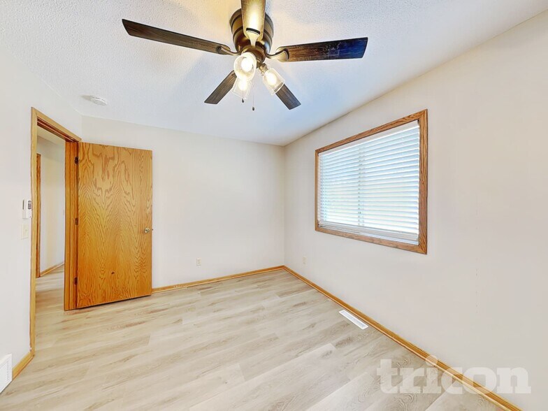 Building Photo - 11051 Quebec Ave N