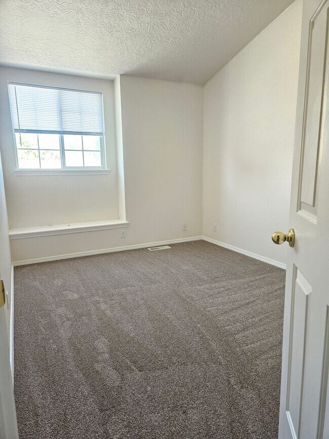 Building Photo - 4 Bedroom 2.5 Bathroom Desireable Merdian Neighborhood