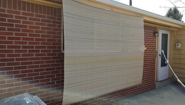 Building Photo - Updated 2 Bedroom Apartment with Private P...
