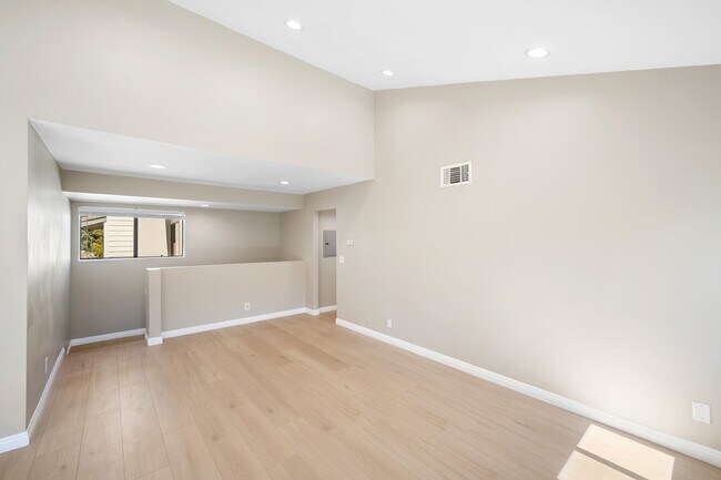 Building Photo - 10574 Sunland Blvd